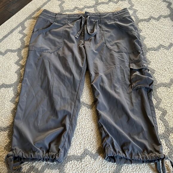 All cool fit Cargo Cropped Pants in grey size M EUC - Picture 1 of 9